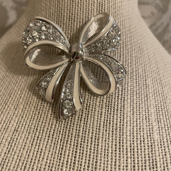 Nolan Miller crystal bow brooch - Picture 1 of 6